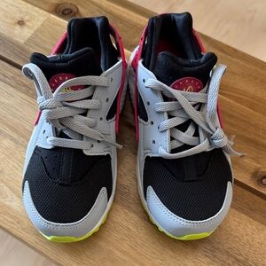 Nike Huarache Run (PS) Kids Sneakers in Black, Gray, and Pink